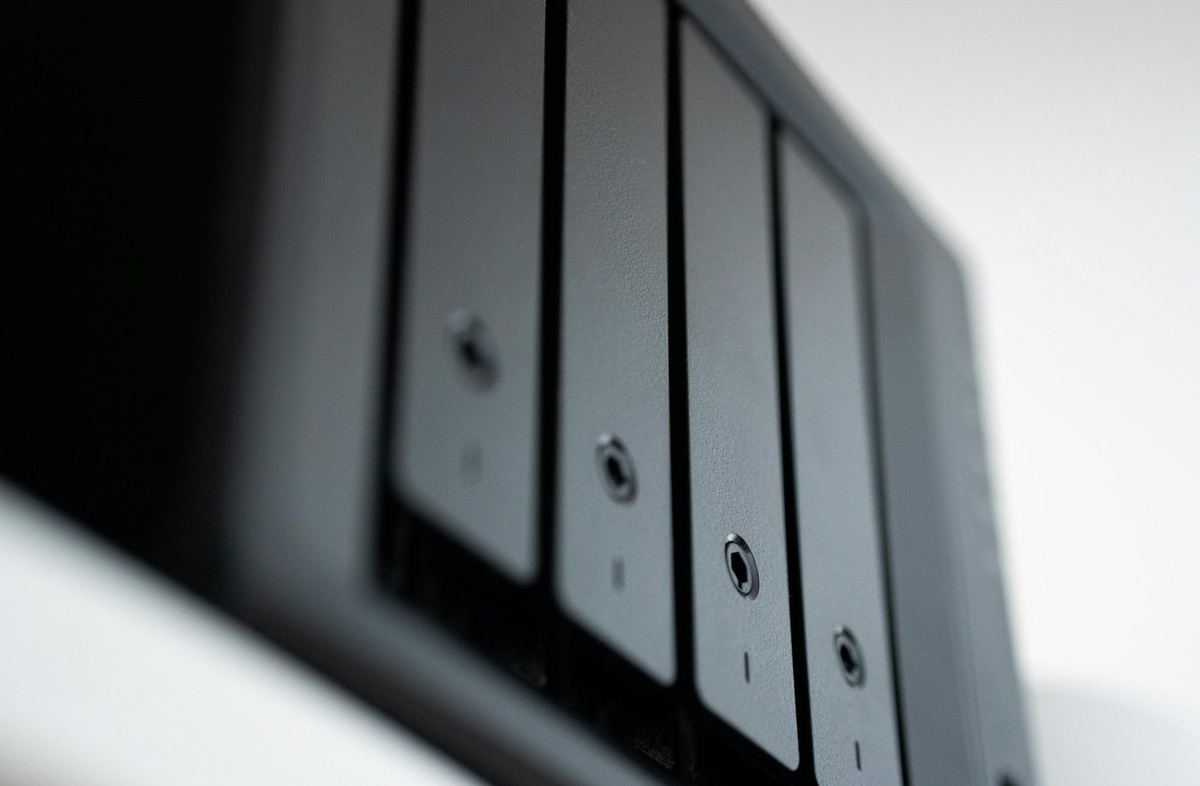 Gros plan sur les baies d'un NAS installé par Macup